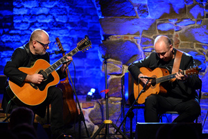 Koncert kolęd "Nocna cisza" - Artur Lesicki i Marek Napiórkowski podczas koncertu.