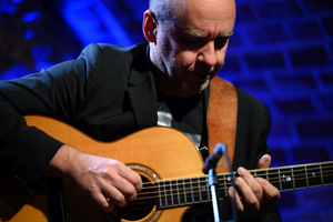 Koncert kolęd "Nocna cisza" - Marek Napiórkowski gra na gitarze.