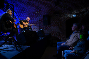 Koncert kolęd "Nocna cisza" - Artur Lesicki i Marek Napiórkowski podczas koncertu.