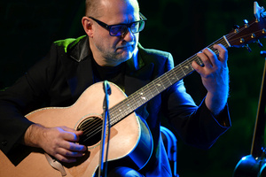 Koncert kolęd "Nocna cisza" - Artur Lesicki gra na gitarze.