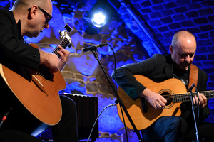 Koncert kolęd "Nocna cisza" - Artur Lesicki i Marek Napiórkowski podczas koncertu.
