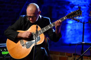 Koncert kolęd "Nocna cisza" - Artur Lesicki gra na gitarze.