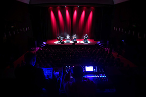 Koncert: Adam Nowak i Akustyk Amigos - Artyści na scenie (od lewej): Jarek Treliński, Tomasz Nowak, Adam Nowak, Karim Martusewicz. Widok z balkonu kina.