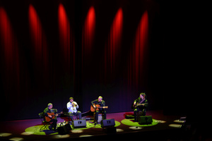 Koncert: Adam Nowak i Akustyk Amigos - Artyści na scenie (od lewej): Jarek Treliński, Tomasz Nowak, Adam Nowak, Karim Martusewicz. Widok z balkonu kina.