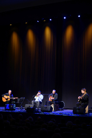Koncert: Adam Nowak i Akustyk Amigos - Artyści na scenie (od lewej): Jarek Treliński, Tomasz Nowak, Adam Nowak, Karim Martusewicz