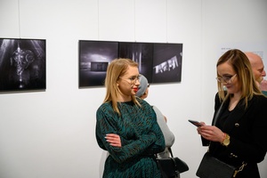 Publiczność na wernisażu wystawy "BAJKI i inne historie"