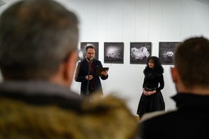 Wernisaż wystawy "BAJKI i inne historie", w momencie otwarcia z udziałem autorki