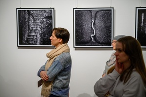 Publiczność na wernisażu wystawy "BAJKI i inne historie"