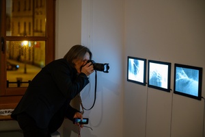 Publiczność na wernisażu wystawy "BAJKI i inne historie"