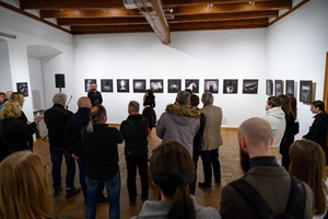 Publiczność na wernisażu wystawy "BAJKI i inne historie"