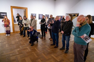 Publiczność na wernisażu wystawy "BAJKI i inne historie"