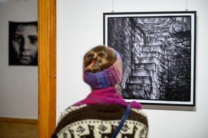 Publiczność na wernisażu wystawy "BAJKI i inne historie"