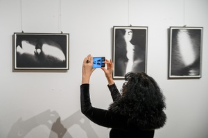 Publiczność na wernisażu wystawy "BAJKI i inne historie"