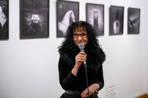 Wernisaż wystawy "BAJKI i inne historie", w momencie otwarcia z udziałem autorki