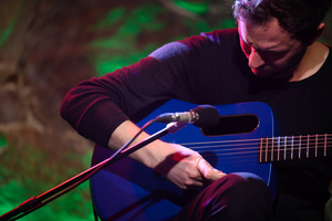 Koncert: Yumi Ito & Szymon Mika - Gitarzysta Szymon Mika podczas koncertu